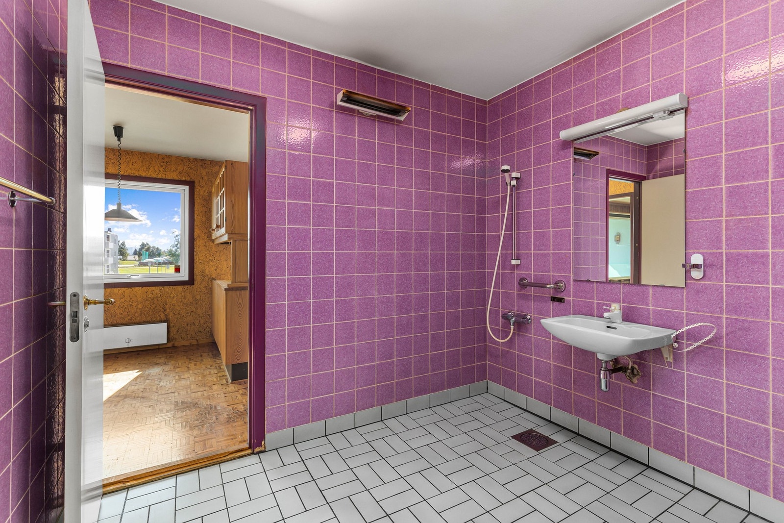 Romslig, flislagt bad. Galleribilde