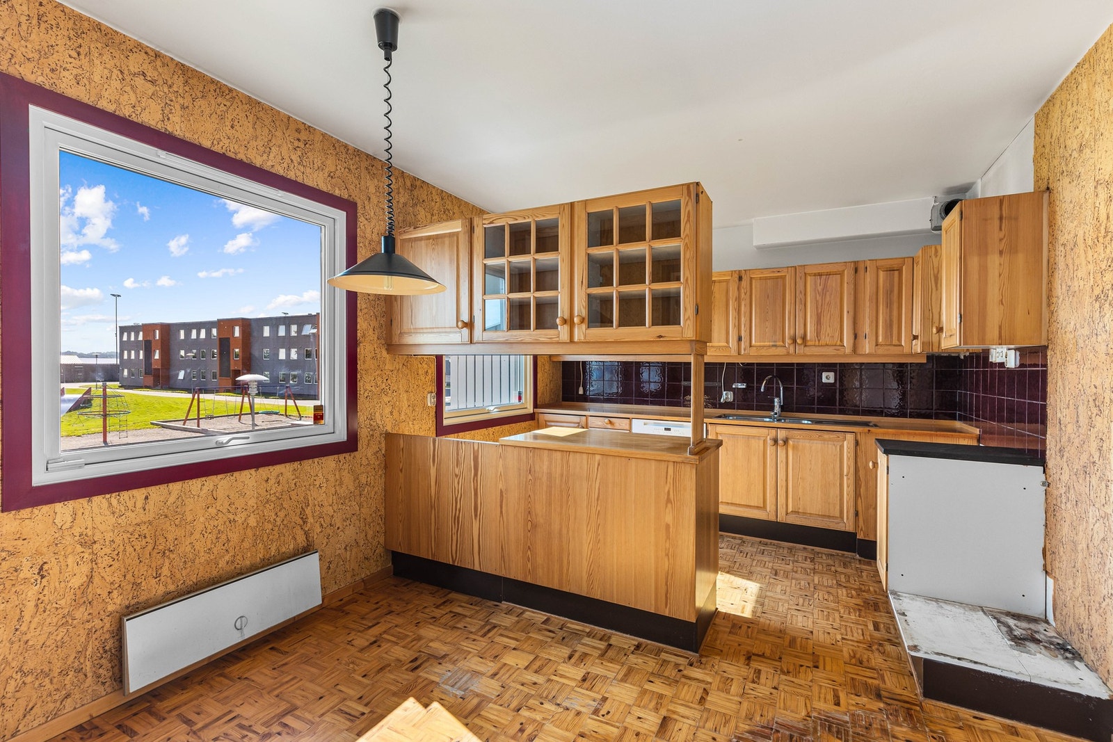 Kjøkkenet har god plass til spisebord ved vinduet. Galleribilde