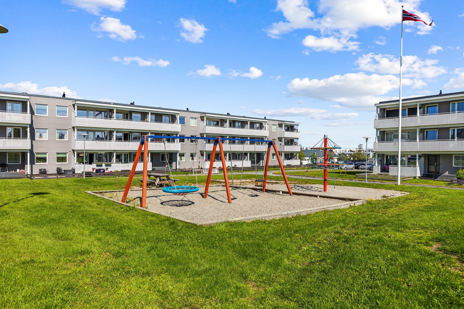 Borettslaget har også lekeplass og kort vei til Hallset barneskole med fotballbane. Galleribilde
