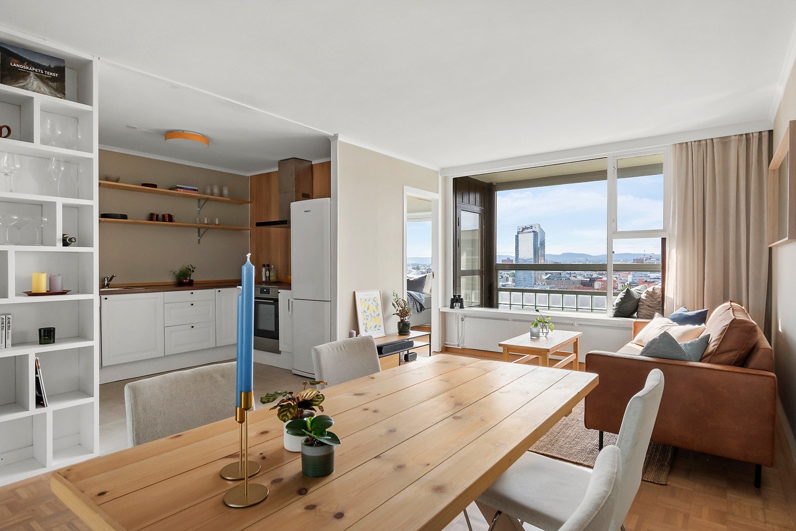 God plass til stort spisebord Galleribilde