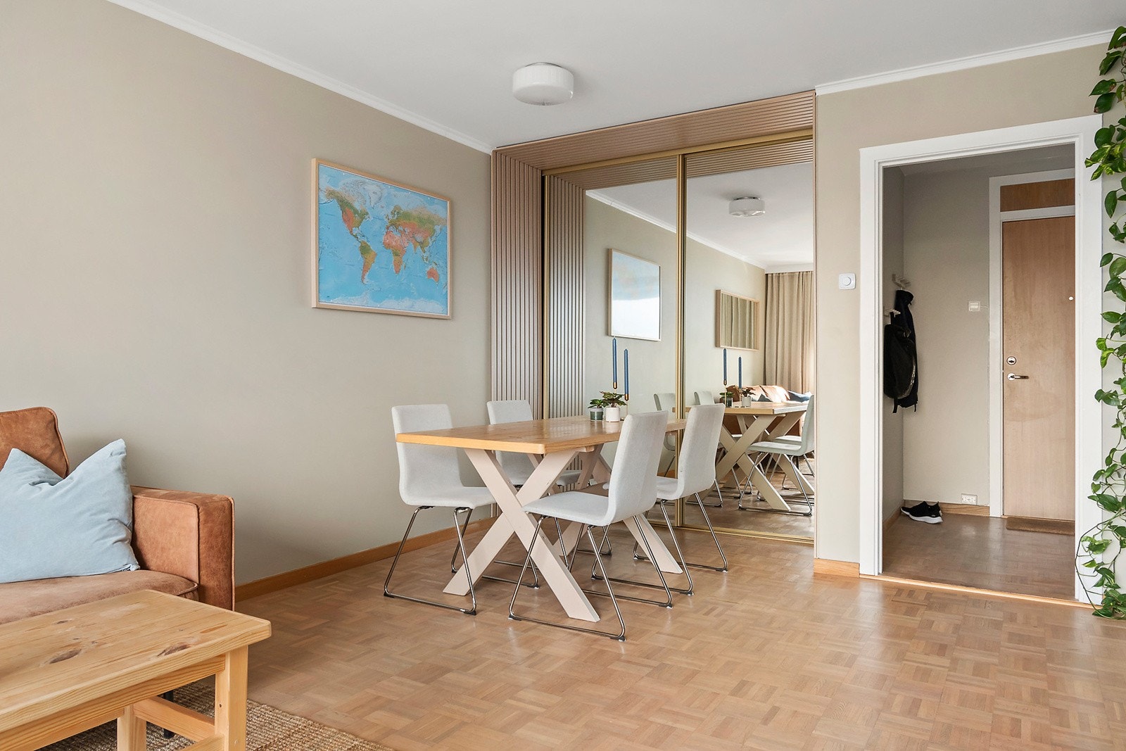 Romslig skyvedørsgarderobe i stuen med god lagringsplass. Galleribilde