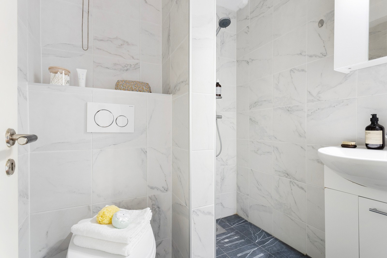 Badet er fra 2019 og består av flislagte overflater. Galleribilde
