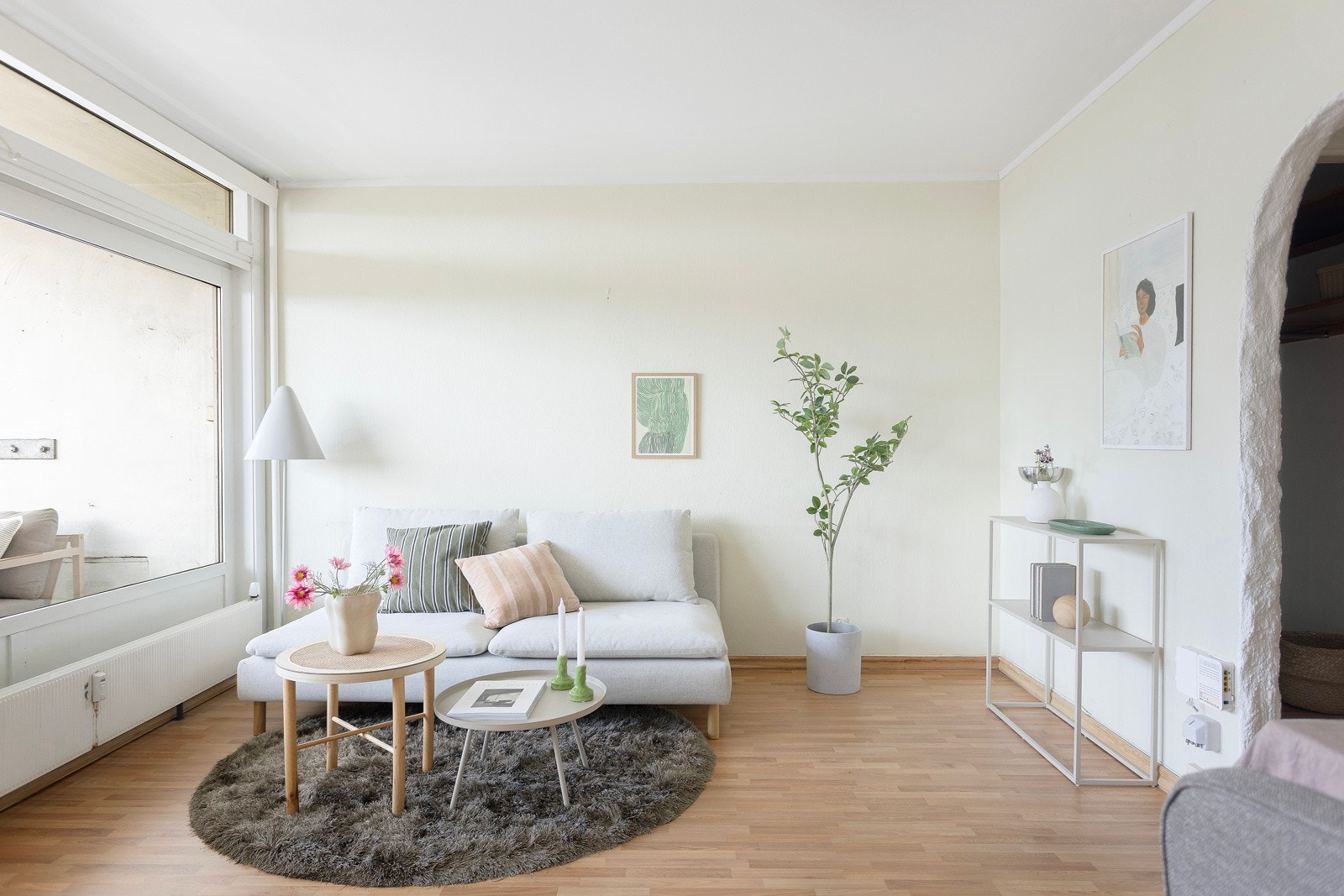 Store vindusflater sørger for rikelig med naturlig lysinnslipp. Galleribilde