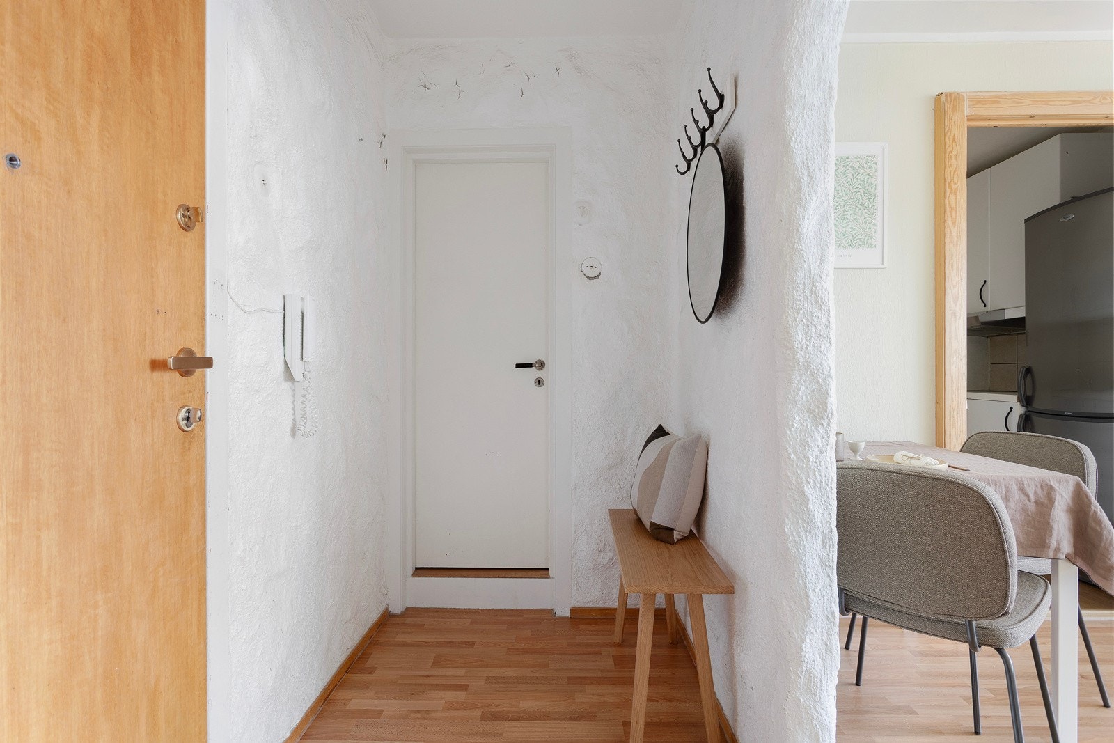 Her har du god plass til å sette fra deg sko og yttertøy. Galleribilde
