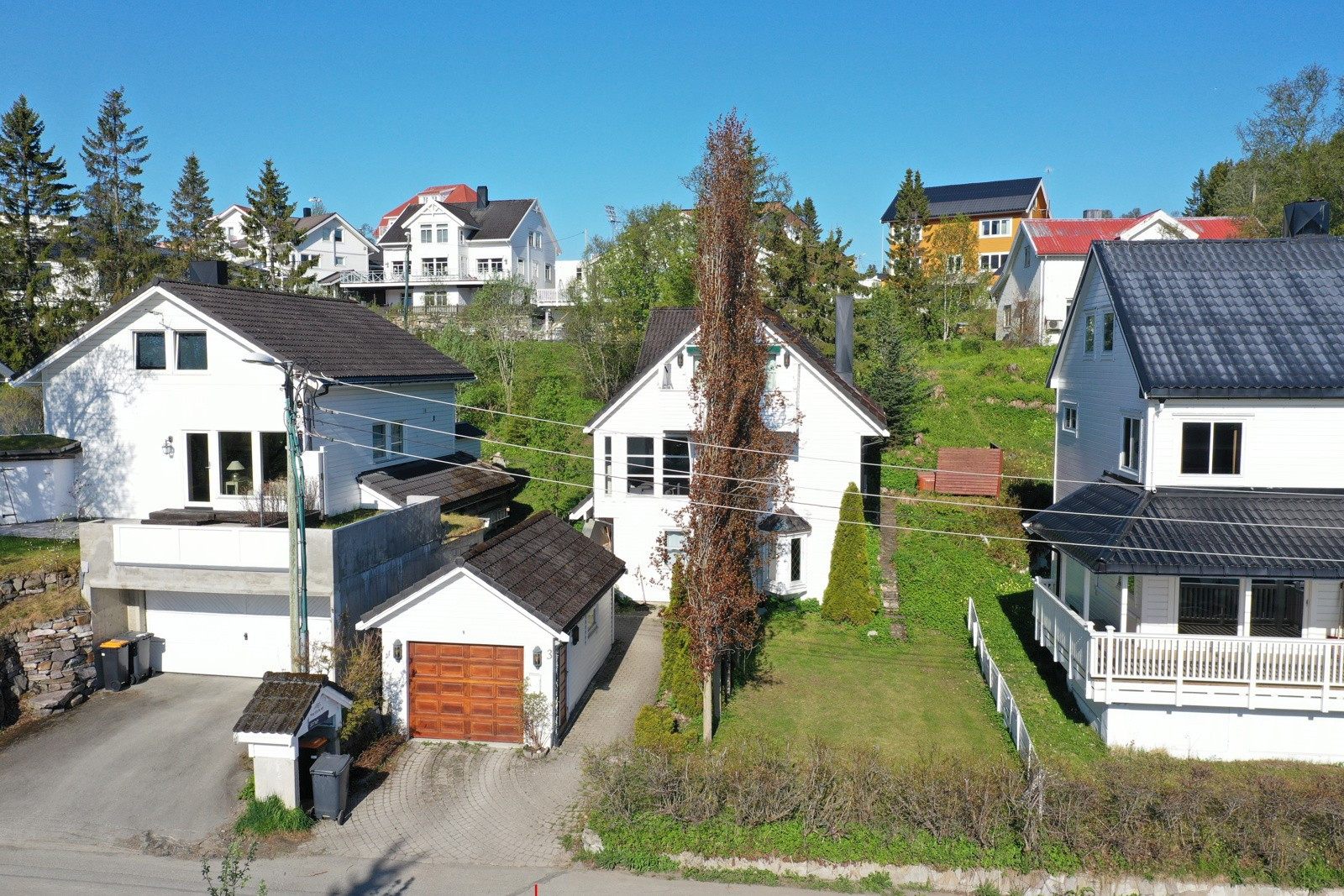 Meget koselig enebolig oppført i 1990. Boligen går over tre plan og dekker en familie sitt behov