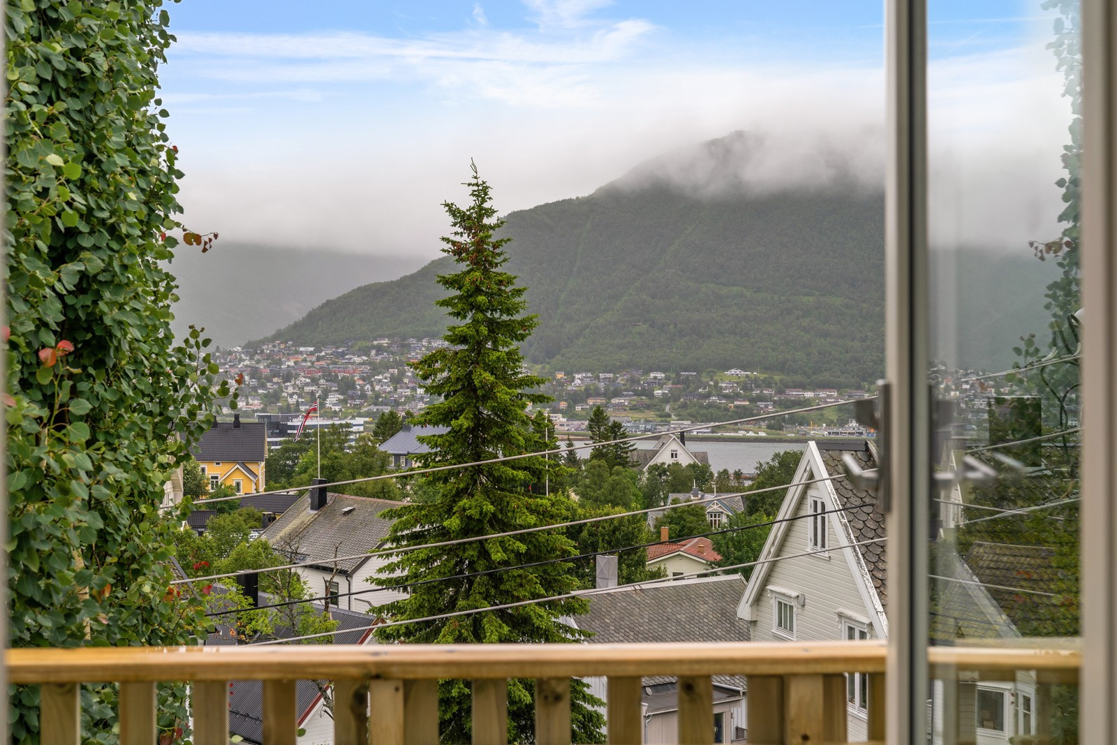 Utsikt motfastlandet og Fløya/Fjellheisen!