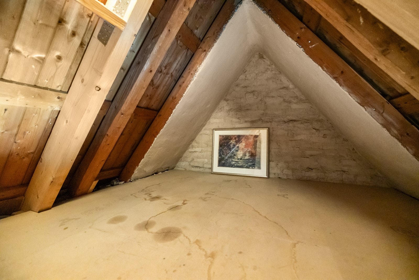 Boligen har smarte oppbevaringsløsninger med lagerloft og innvendig bod for ekstra oppbevaring. Galleribilde