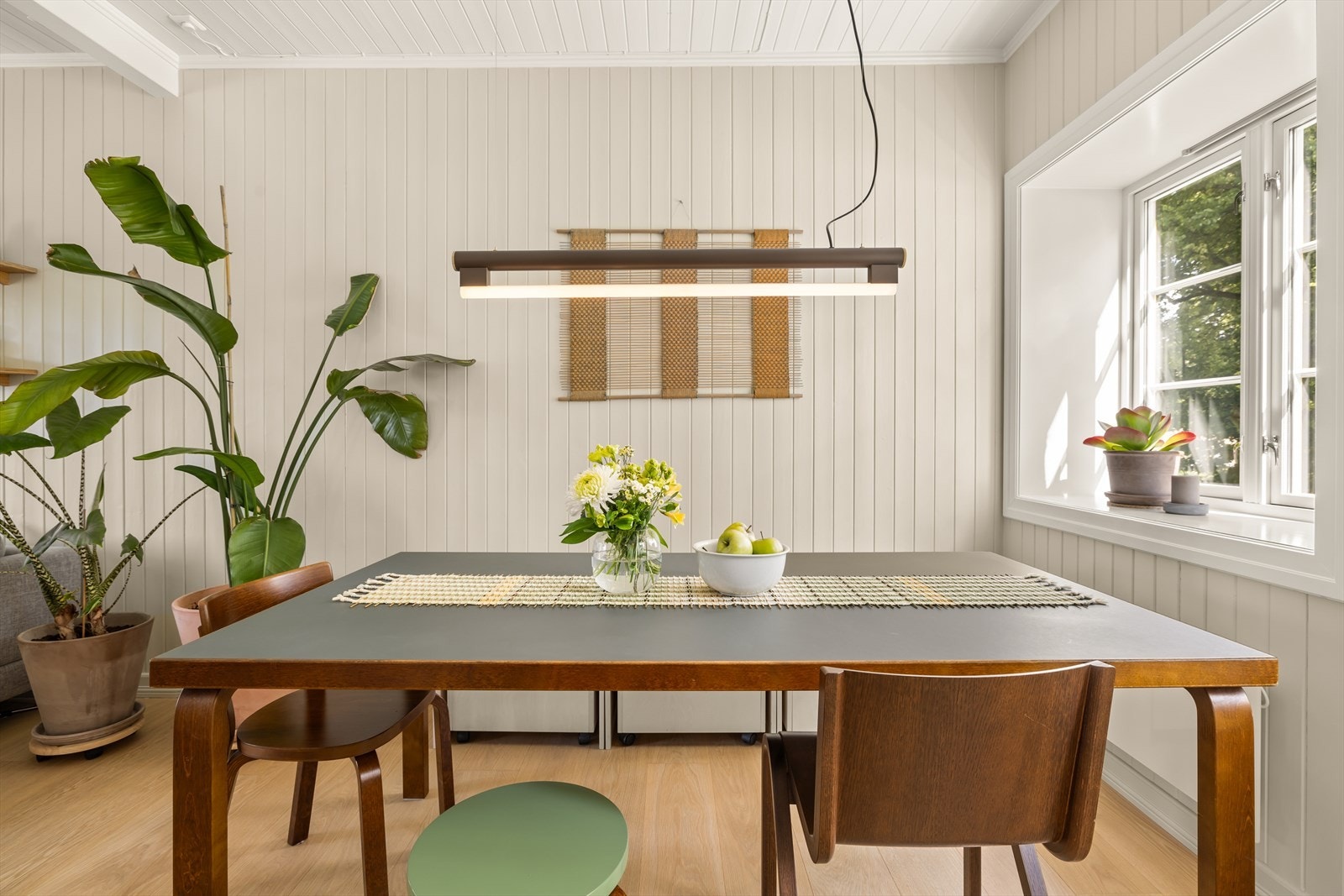 God plass til et stort spisebord hvor dere kan invitere familie og venner på hyggelige middagsselskap. Galleribilde