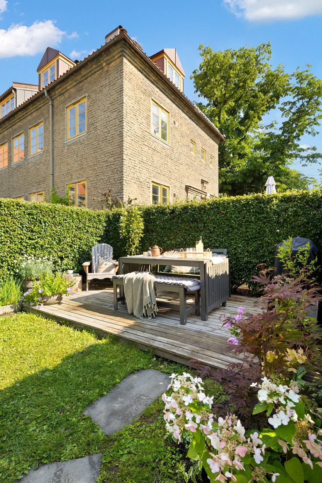 Leiligheten har fin hageparsell mot indre gårdsrom.
Samle familie og venner og rund av en nydelig sommerdag under åpen himmel. Galleribilde