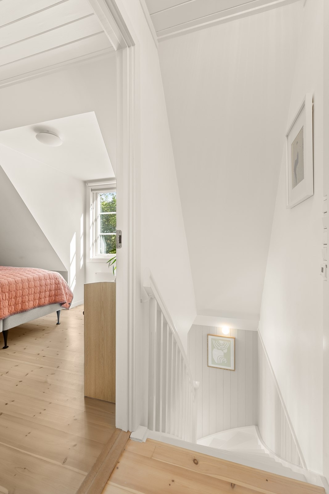 Boligen går over to etasjer der loftet ble innredet i 1999 med ferdigattest fra 2002. Gulvene i denne etasjen er slipt i 2024. Galleribilde