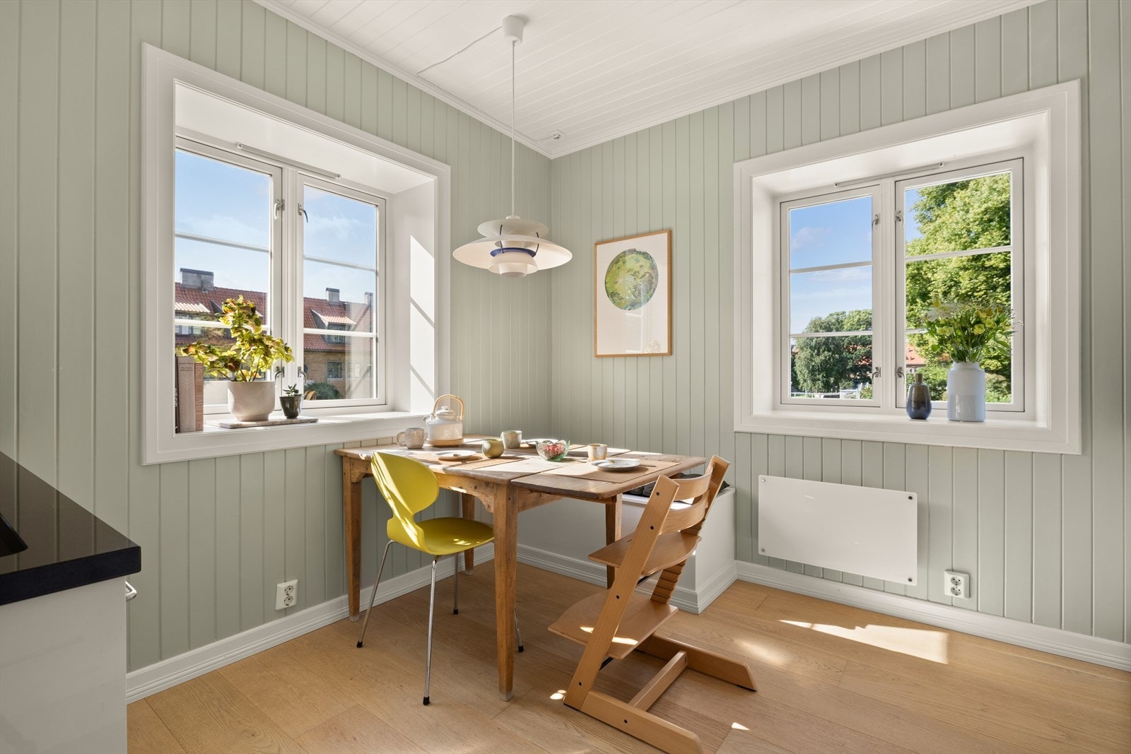 Kjøkkenet ligger på hjørnet av gården - inviterer til hygge med plass til spisehjørne for familien. Galleribilde