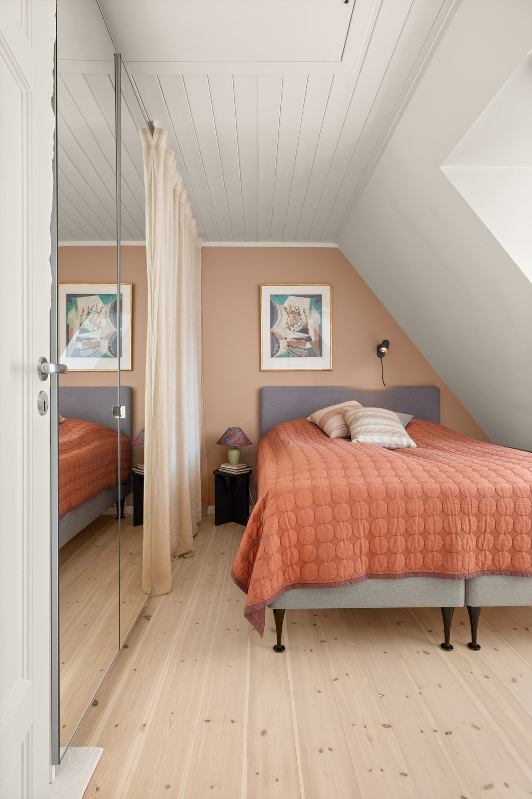 Adkomst til lagringsloft via loftstrapp. Galleribilde