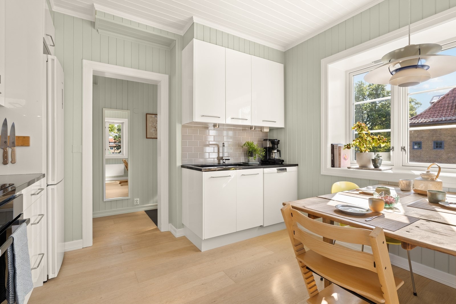 Kjøkkenet er stilrent med god oppbevaringsplass i skuffer og skap som gjør det enkelt å holde orden. Galleribilde