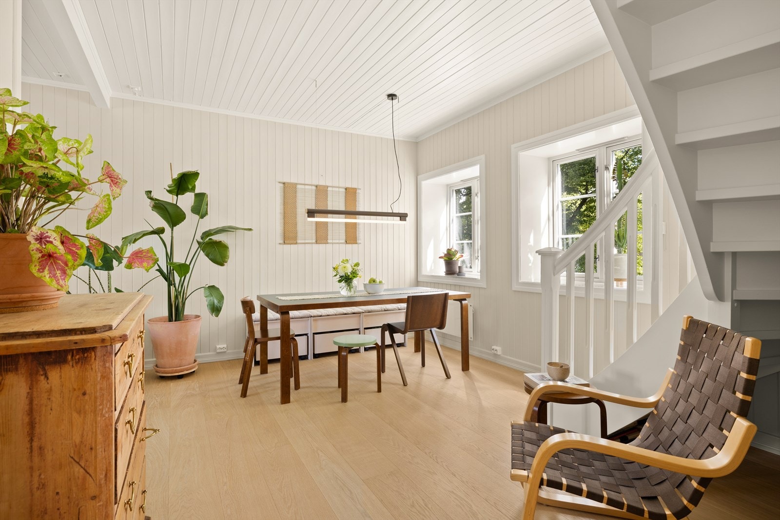 Gulvet i 2. etasje avrettet og skiftet i 2018, samt ble de fleste overflater i leiligheten (utenom bad og boder) sparklet og malt samme år. Galleribilde