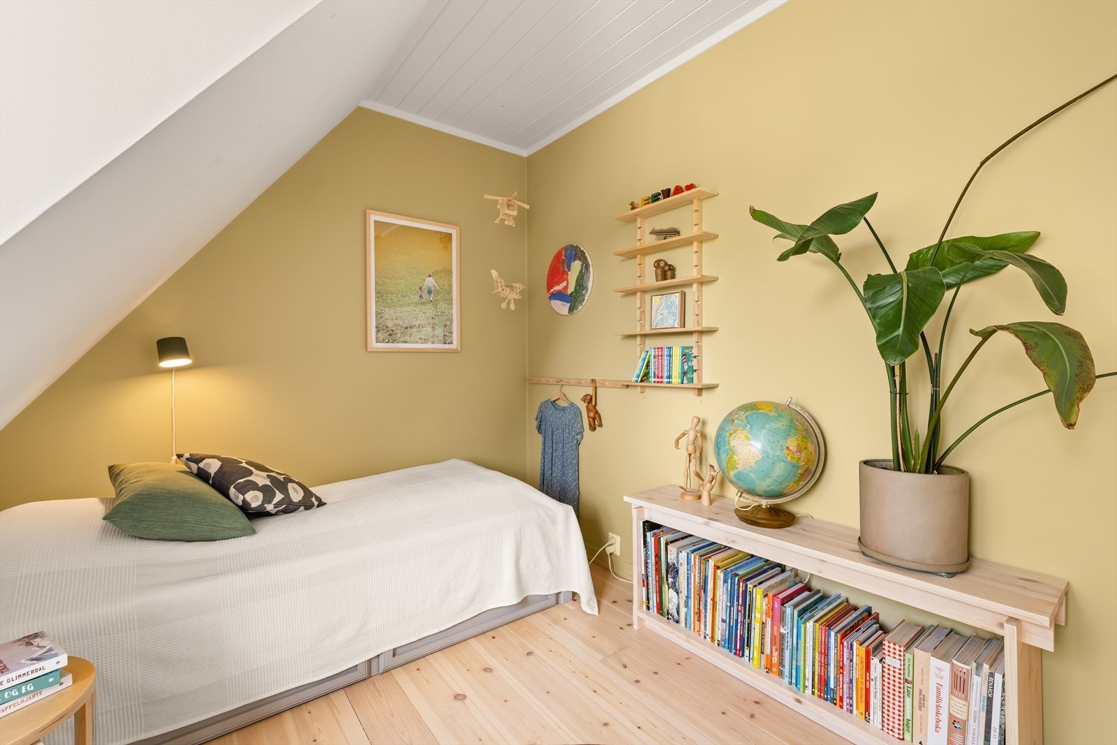 Rommet passer perfekt som barnerom for den minste i flokken og som ungdomsrom når den lille plutselig blir stor. Galleribilde
