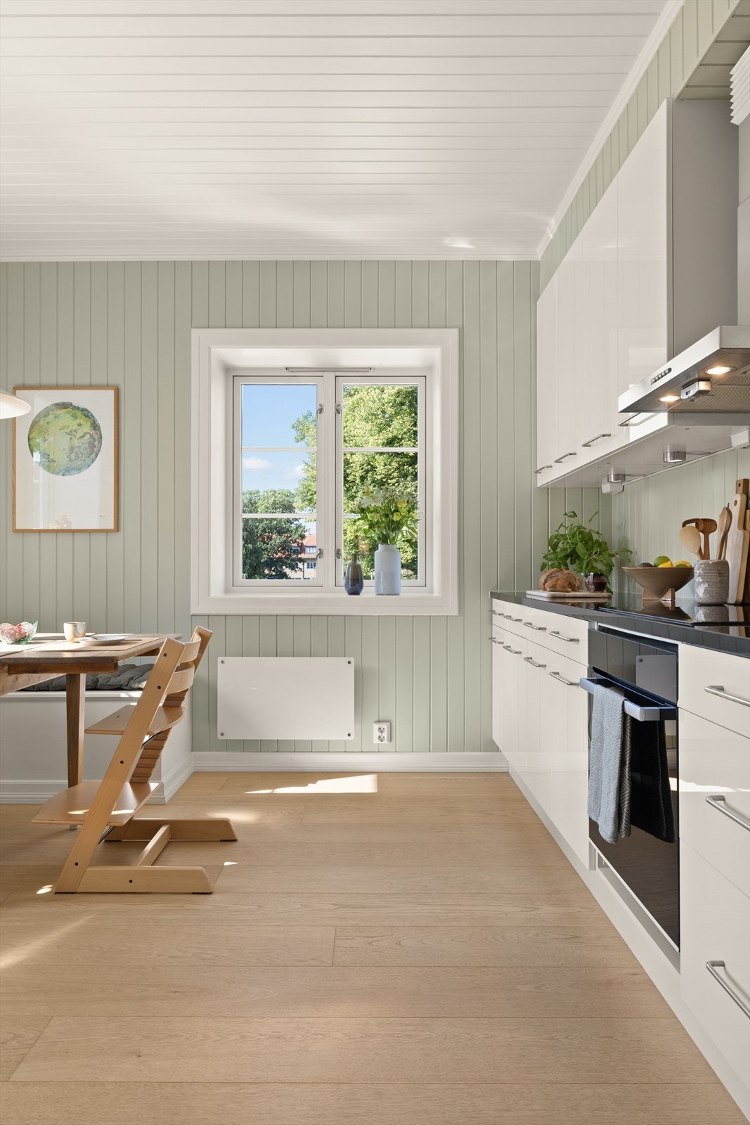 Kjøkkenet er en favoritt og et fint sted for de daglige måltidene, lekselesing og hyggelige frokoster med familien. Galleribilde