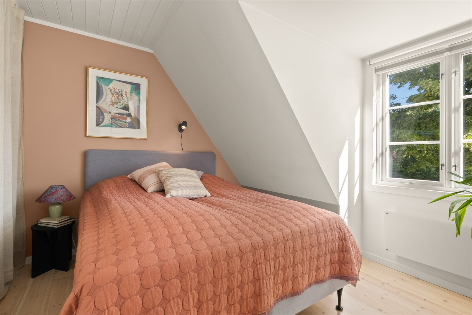 Romslig hovedsoverom med plass til stor seng og medfølgende garderobeløsning. Galleribilde