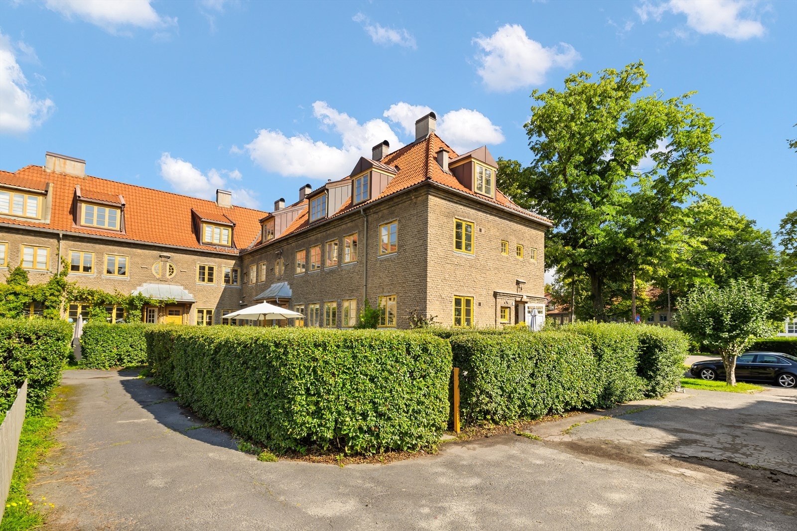 Fra man går inn i leiligheten til man går ut i den grønne og frodige hagen får man et meget positivt inntrykk. Galleribilde