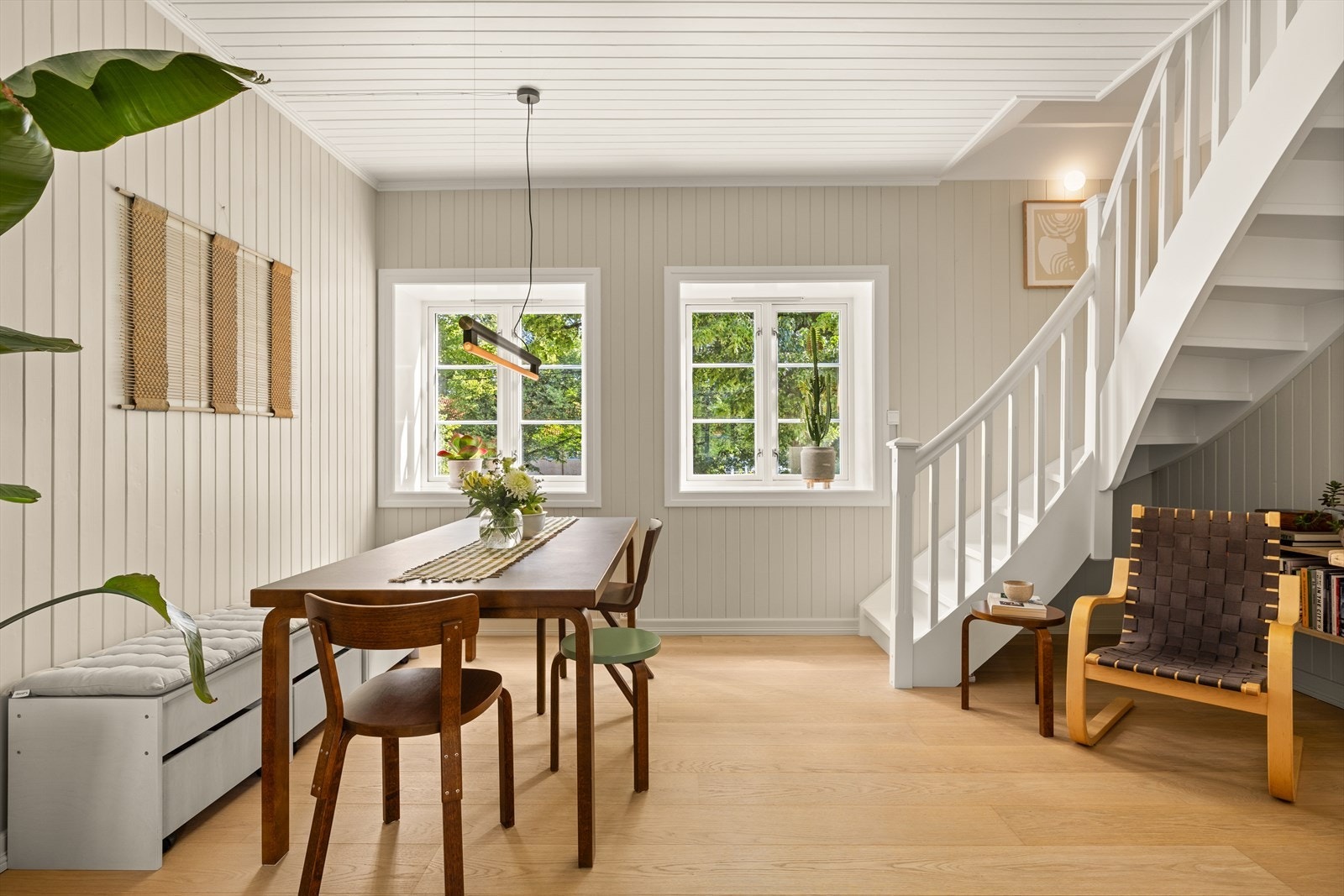 Leiligheten ligger på enden av gården og har flotte lysforhold, store vindusflater og dype vinduskarmer. Galleribilde