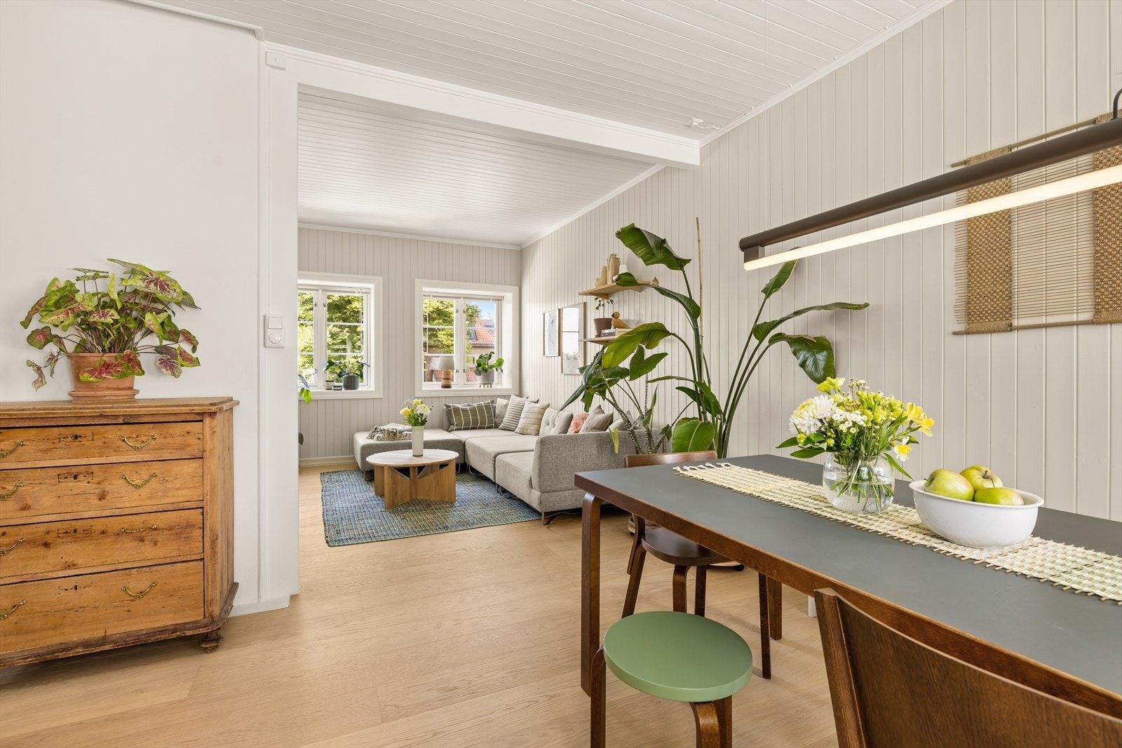 Den åpne planløsningen gir en sosial og innbydende etasje. Galleribilde