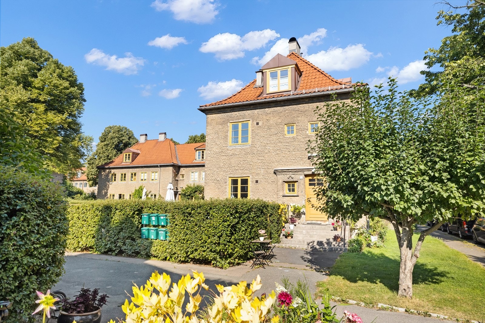 Hagen ligger rett rundt hjørnet for inngangsdøren og vender mot åpent friareal i borettslaget. Galleribilde