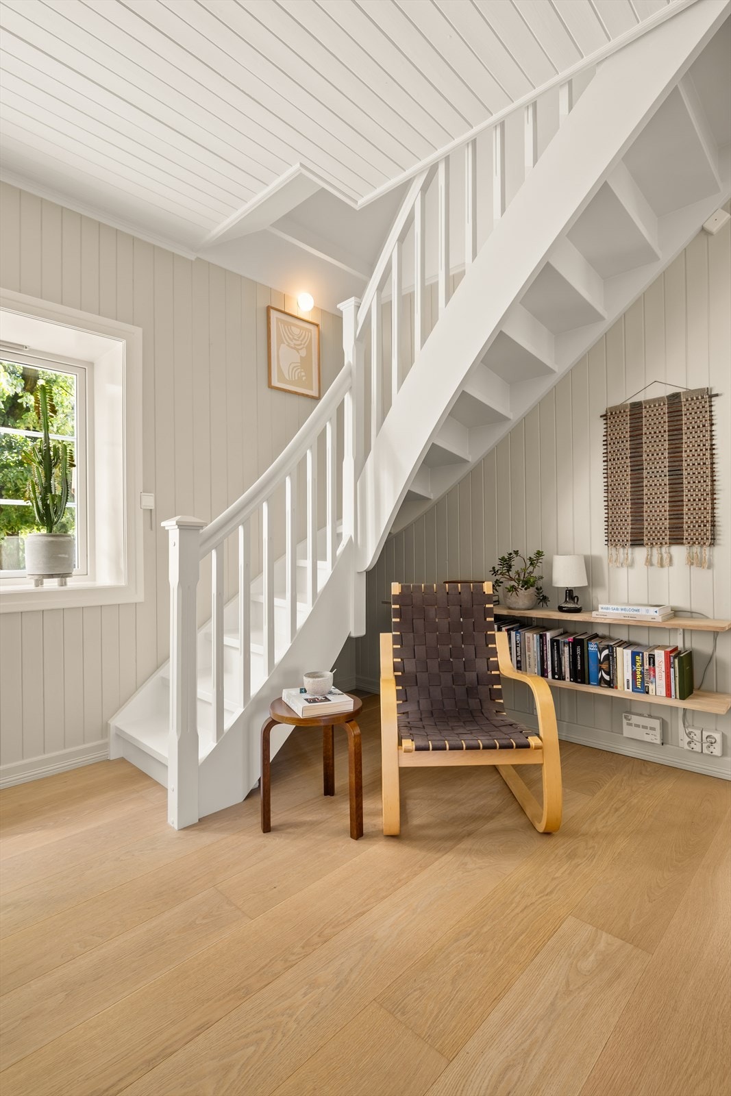 Pen trapp som leder opp til loftsetasjen. Galleribilde