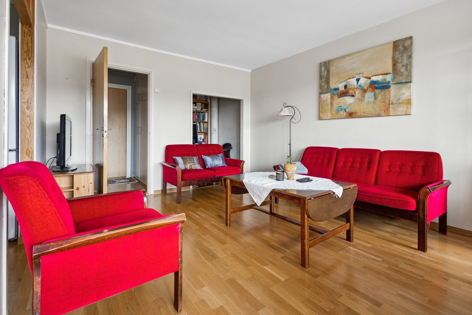 I stuen er det god plass til sofagruppe og stuebord. Galleribilde