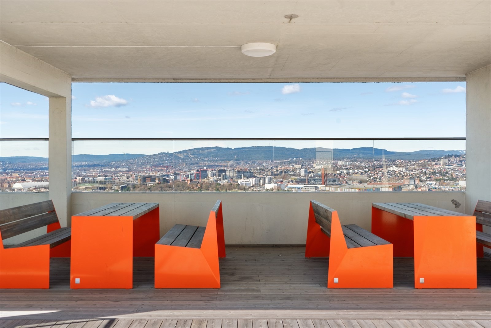 Takterrasse med fantastisk utsikt over hele Oslo, fjorden og Holmenkollåsen. Galleribilde
