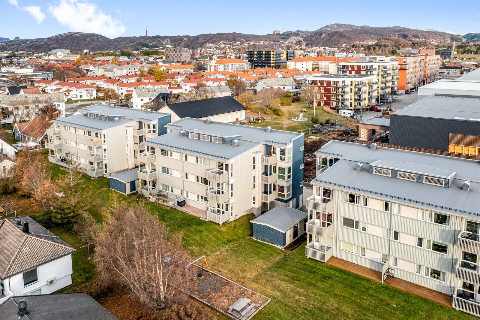 Her bor du like ved Nordlandshallen, Flymuseet, og City Nord, og har Bodø Krigshistoriske Museum med tilhørende park som nærmeste nabo. Galleribilde