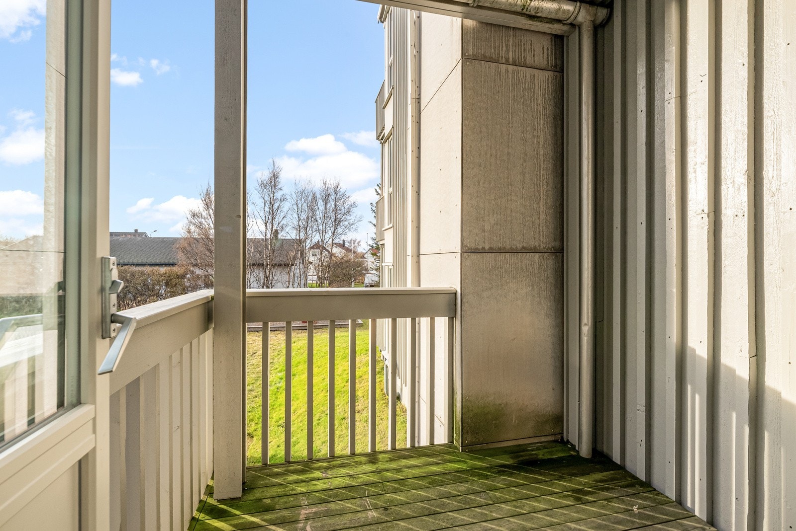 Fra stuen har du utgang til en overbygd vestvendt balkong. Galleribilde
