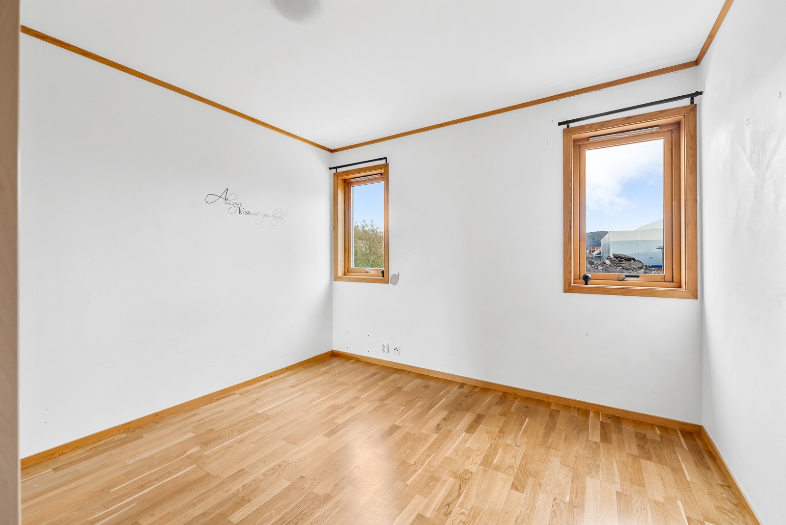 Hovedsoverommet er i overkant av 10 kvm, og har skyvedørsgarderobe. Galleribilde