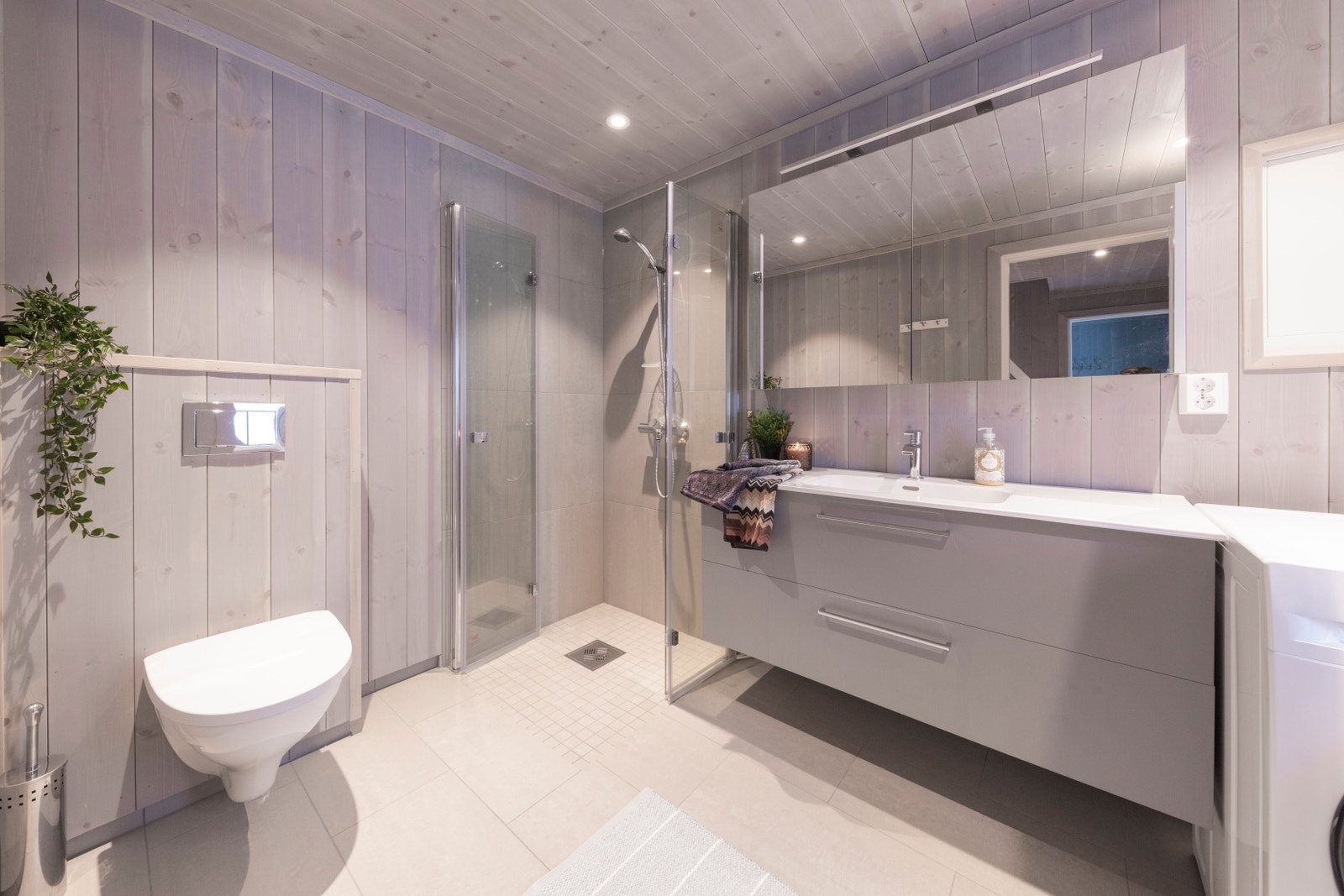 Illustrasjonsbilde fra annen polarhytte. Farger og materialvalg kan avvike fra den som bygges på tomt 119. Last ned prospekt på sorlandsleia.no for full oversikt over materialer og farger på den hytta som bygges på tomt 119. Galleribilde