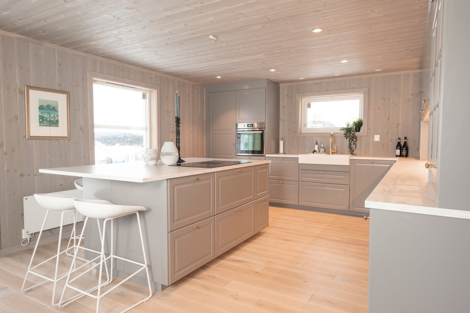 Illustrasjonsbilde fra annen polarhytte. Farger og materialvalg kan avvike fra den som bygges på tomt 119. Last ned prospekt på sorlandsleia.no for full oversikt over materialer og farger på den hytta som bygges på tomt 119. Galleribilde