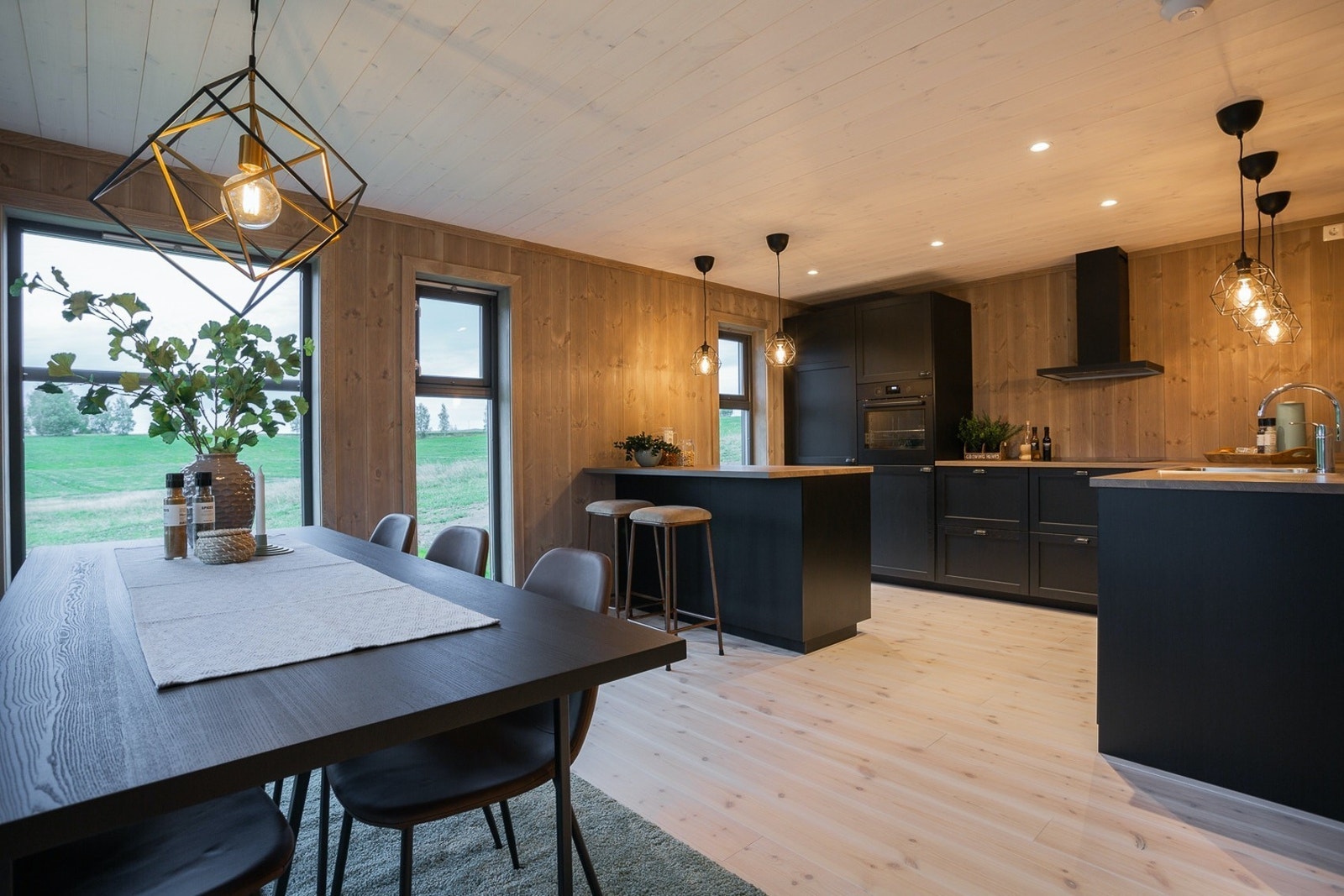 Illustrasjonsbilde fra annen polarhytte. Farger og materialvalg kan avvike fra den som bygges på tomt 119. Last ned prospekt på sorlandsleia.no for full oversikt over materialer og farger på den hytta som bygges på tomt 119. Galleribilde