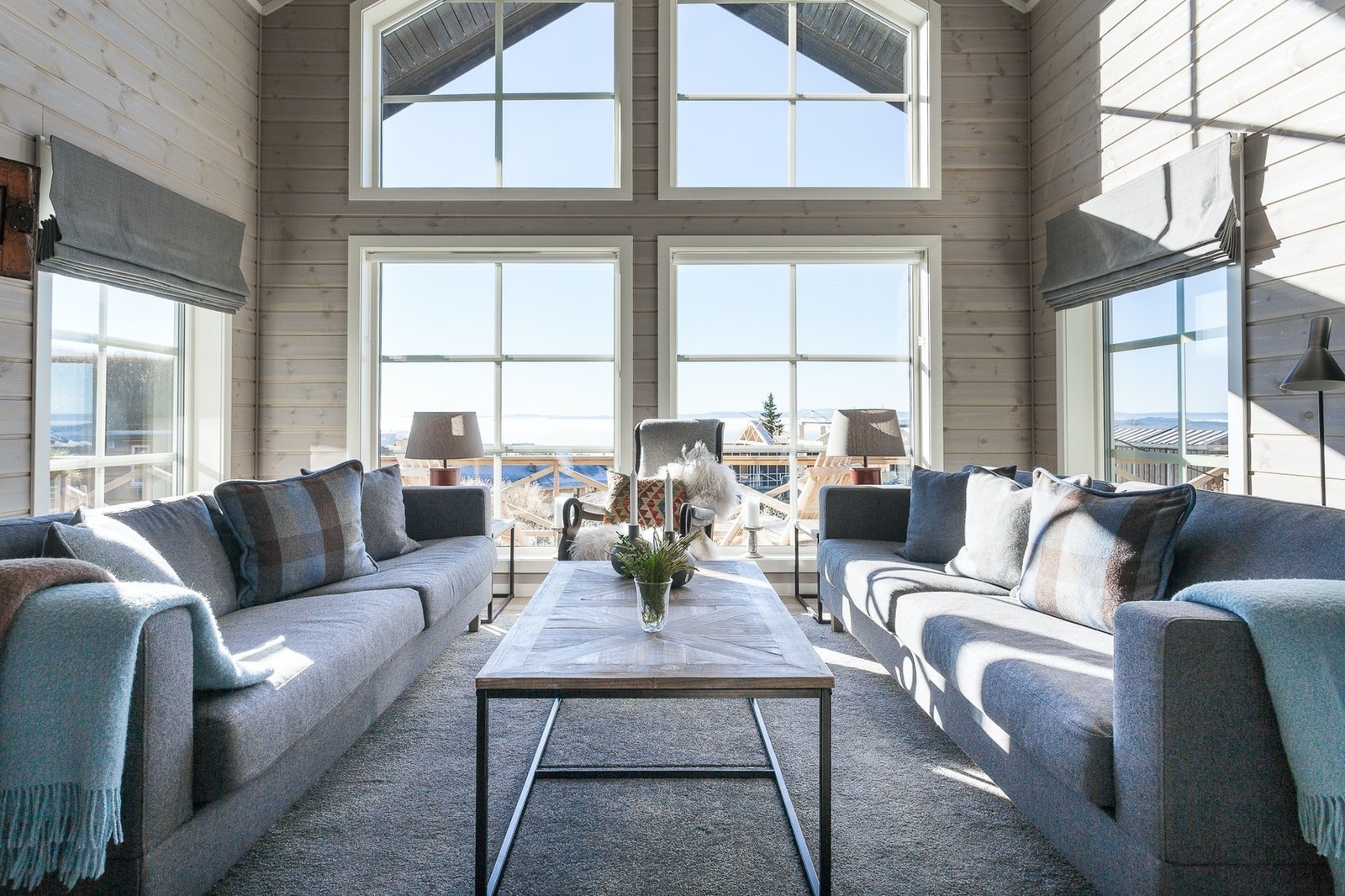 Illustrasjonsbilde fra annen polarhytte. Farger og materialvalg kan avvike fra den som bygges på tomt 119. Last ned prospekt på sorlandsleia.no for full oversikt over materialer og farger på den hytta som bygges på tomt 119. Galleribilde