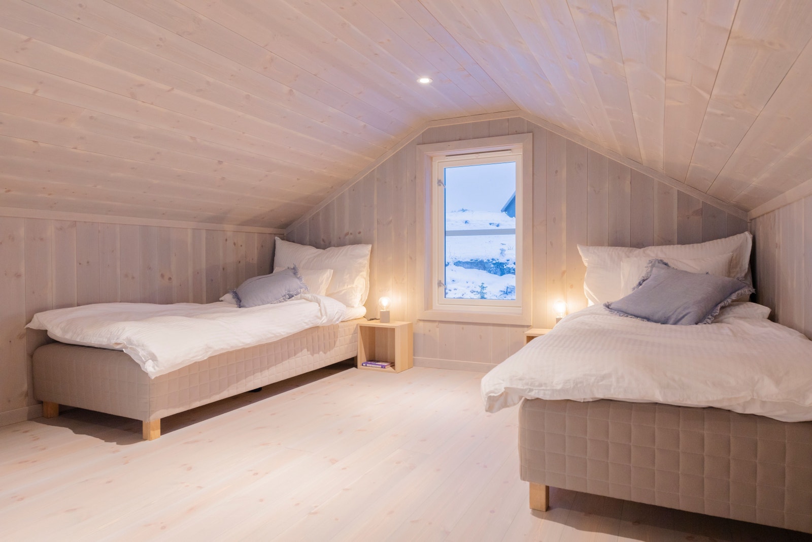 Illustrasjonsbilde fra annen polarhytte. Farger og materialvalg kan avvike fra den som bygges på tomt 119. Last ned prospekt på sorlandsleia.no for full oversikt over materialer og farger på den hytta som bygges på tomt 119. Galleribilde