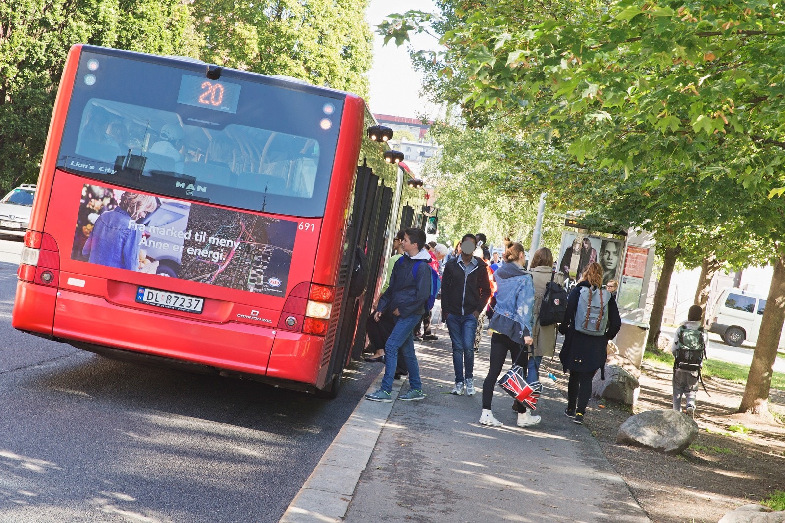 Sagene er et kollektivt knutepunkt, med buss nr. 20, 34, 37 og 54. Galleribilde