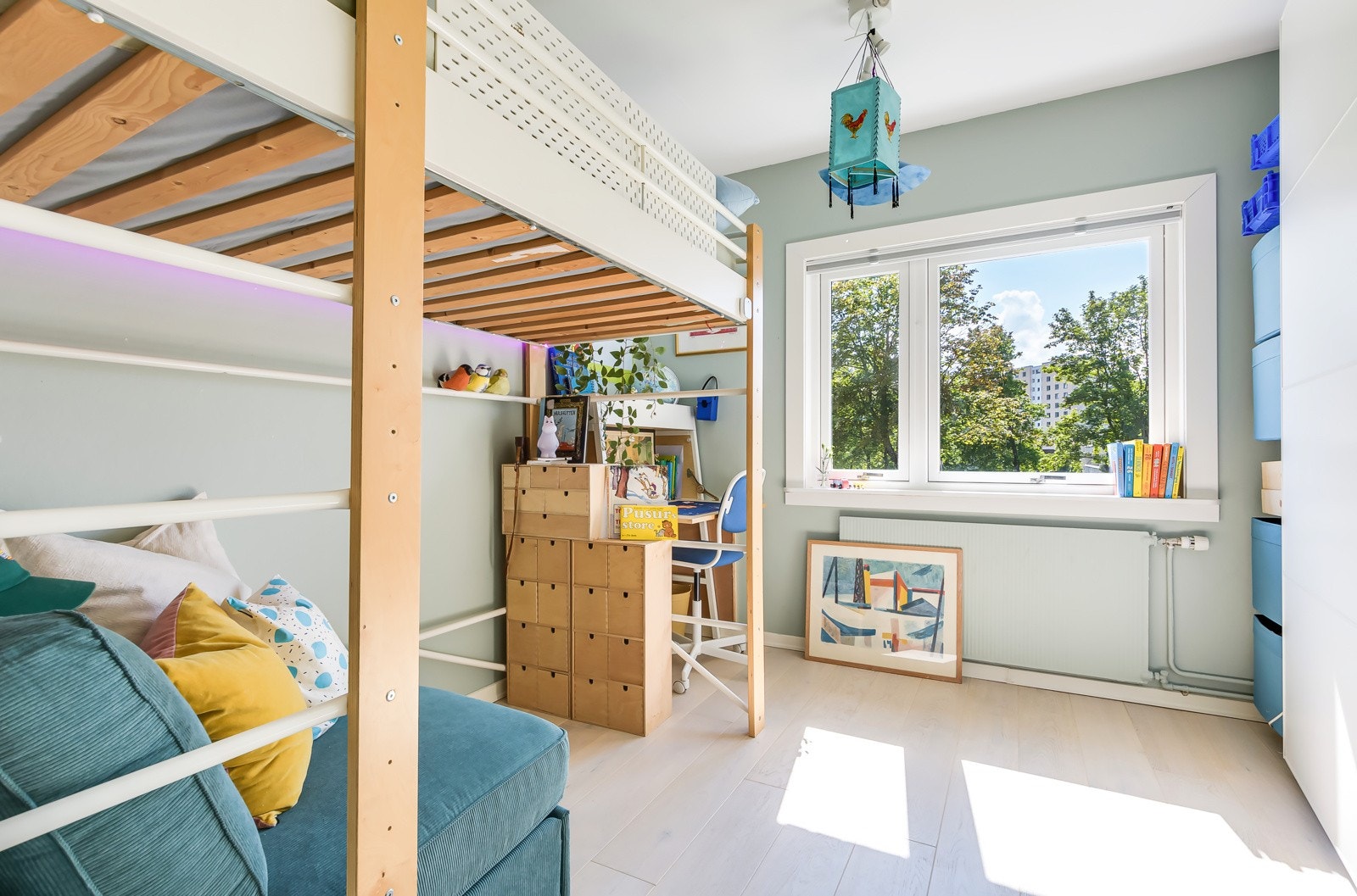 Sengen er praktisk forhøyet, noe som sørger for ekstra gulvplass. Galleribilde