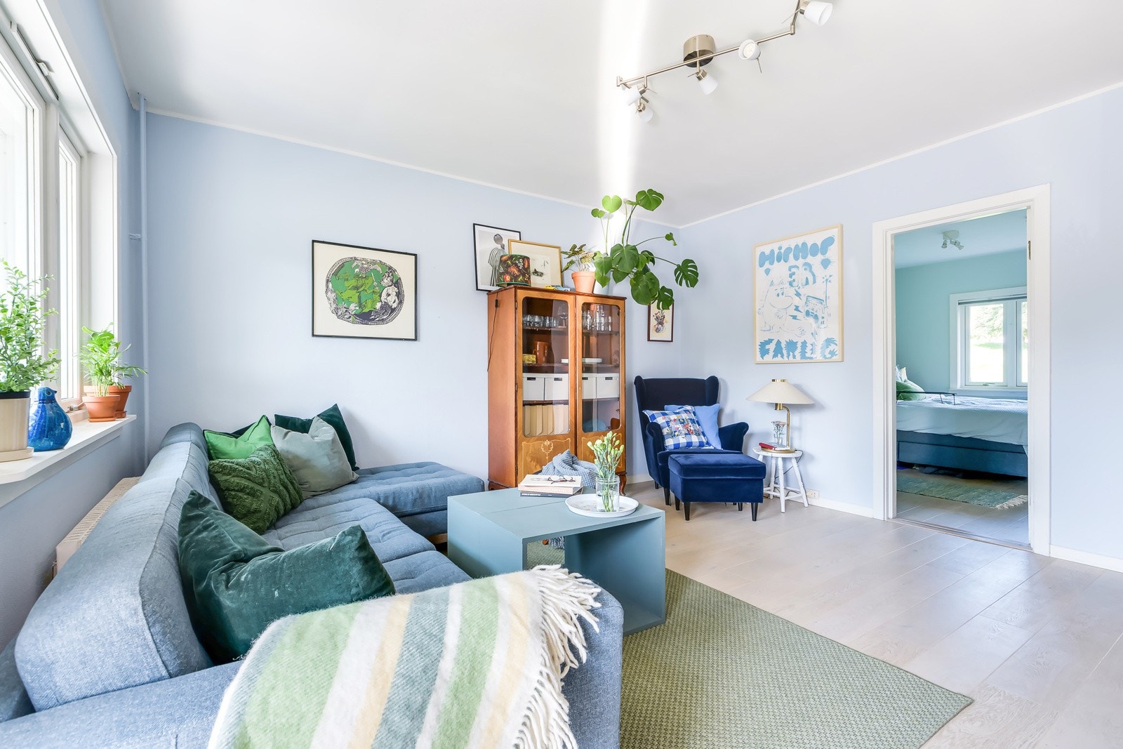 Det er store vindusflater som slipper inn rikelig med naturlig lys i boligen. Galleribilde