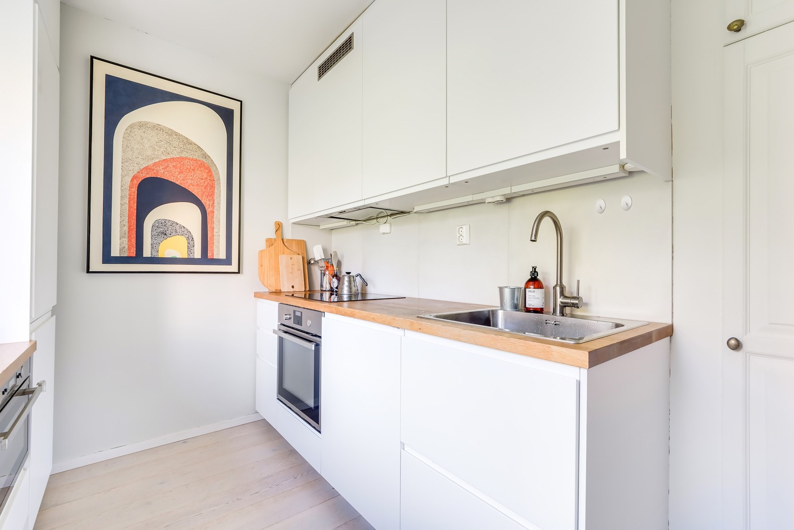 De integrerte hvitevarene som stekeovn, mikroovn, platetopp, oppvaskmaskin og kjøleskap med frysedel medfølger handelen. Galleribilde