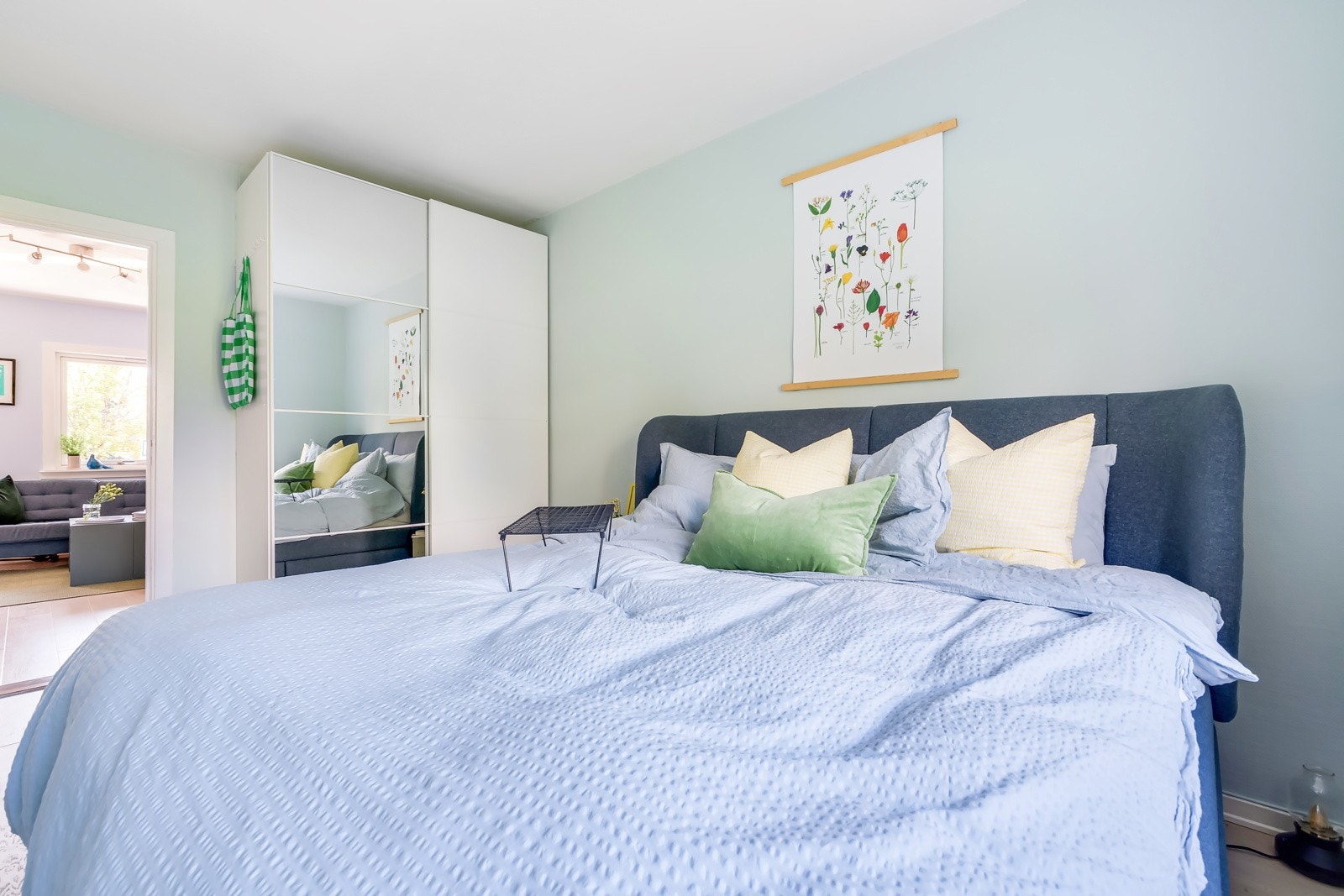 Begge soverommene har god plass til dobbeltseng, nattbord på hver side og skyvedørsgarderobe. Galleribilde