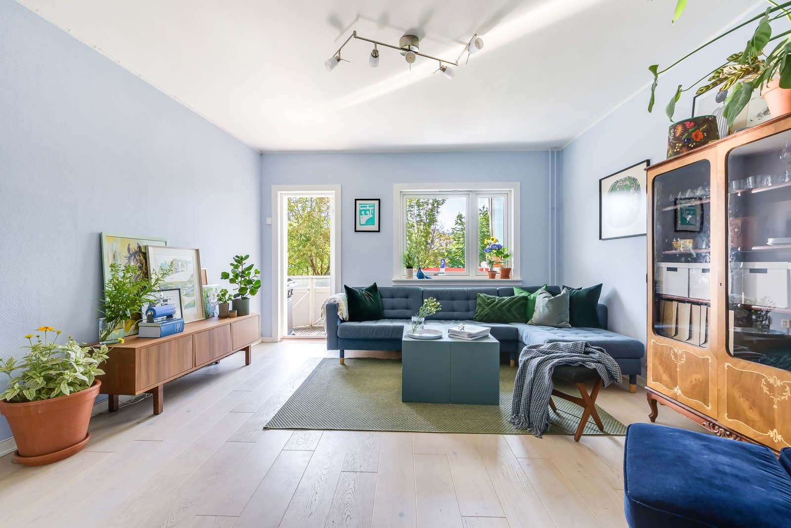 Lys og romslig stue. Galleribilde