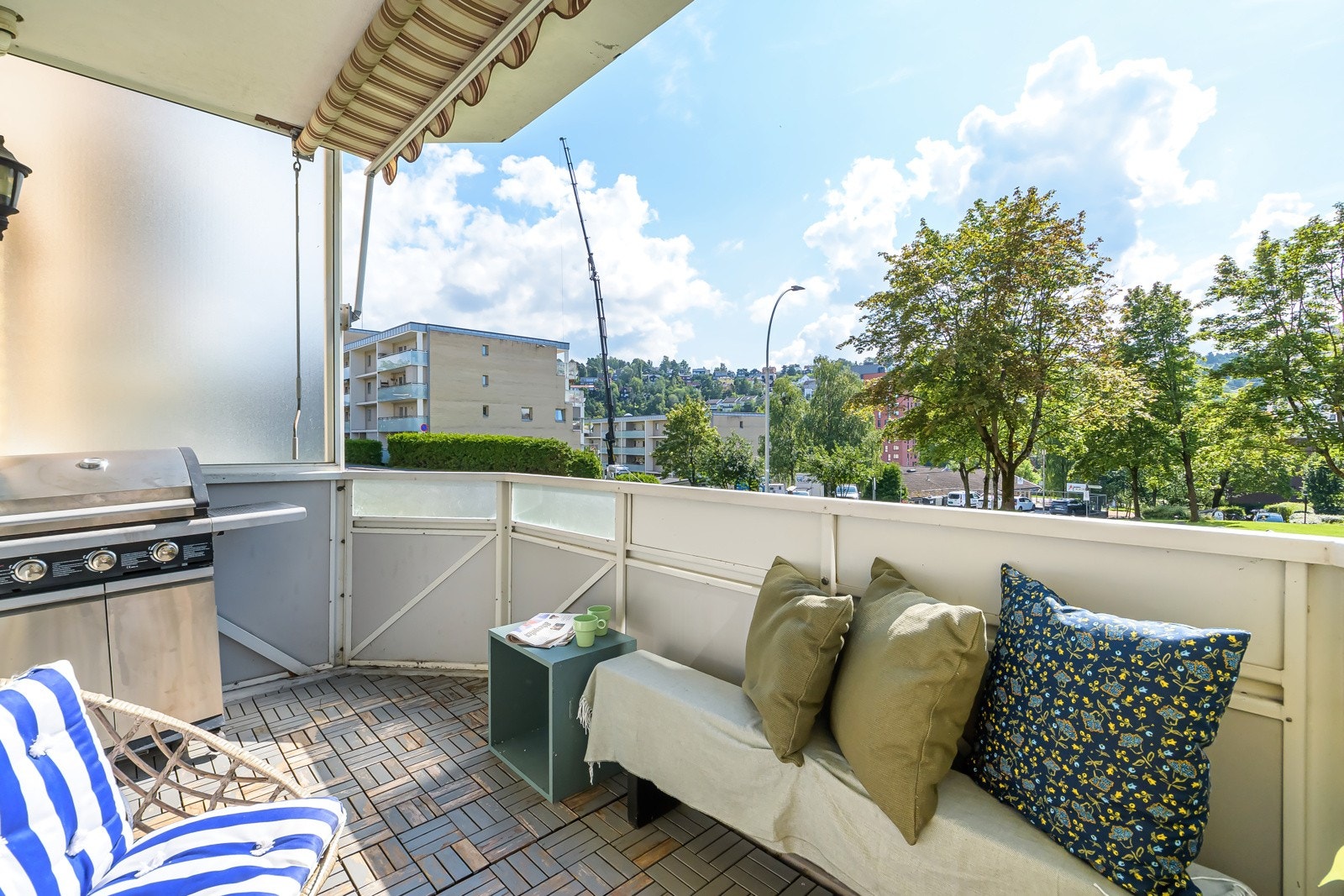 Videre er balkongen utstyrt med utebelysning og markise. Galleribilde