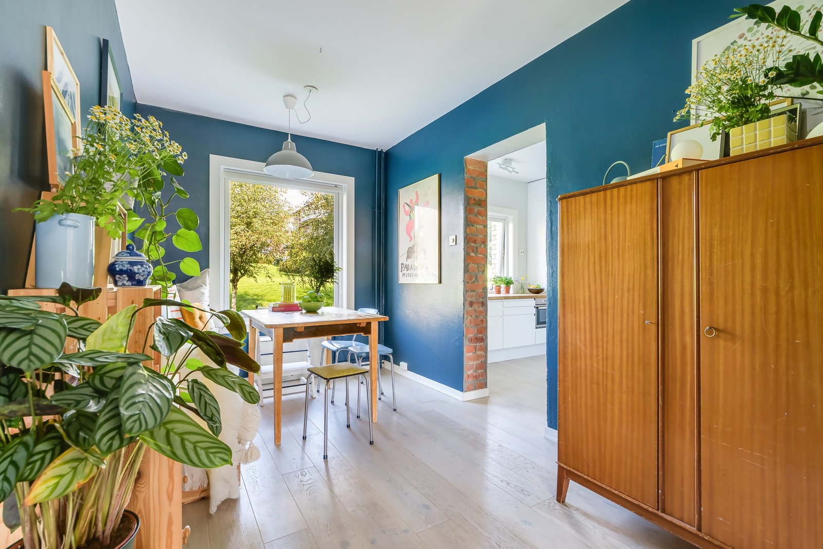 Separat spisestue med malte flater i en mørk blåtone. Galleribilde