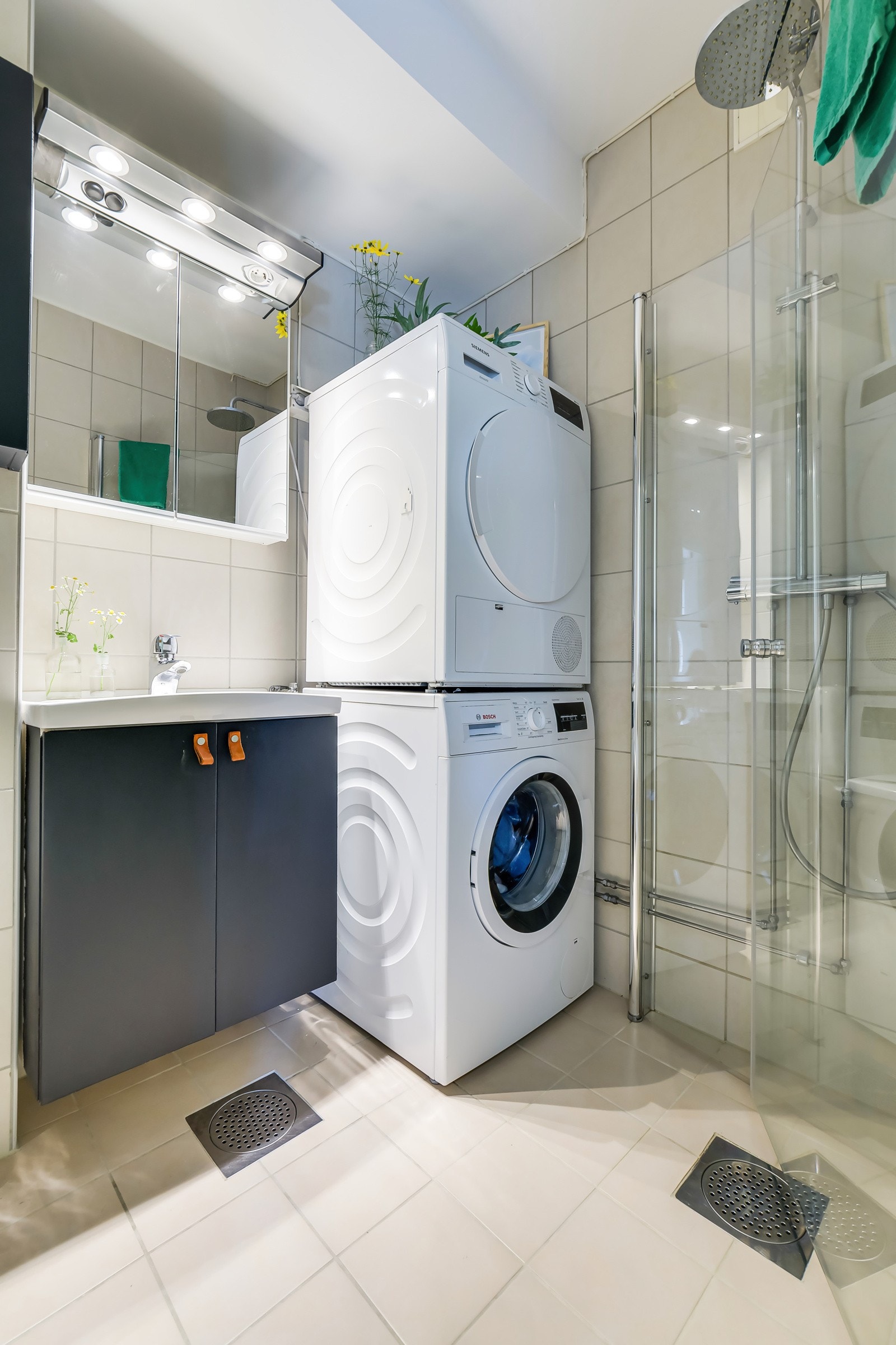 Videre er det opplegg for både vaskemaskin og tørketrommel, så her har du alt du trenger på baderommet! Galleribilde