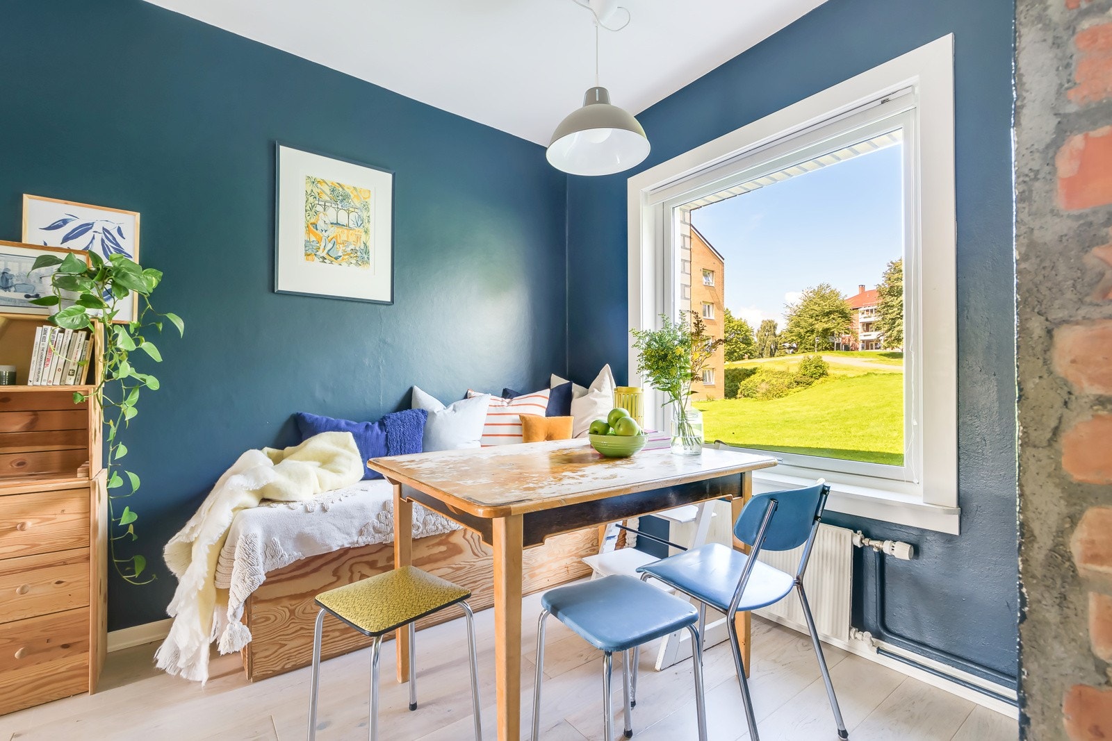 Her har du god plass til et spisebord og diverse møblement. Galleribilde