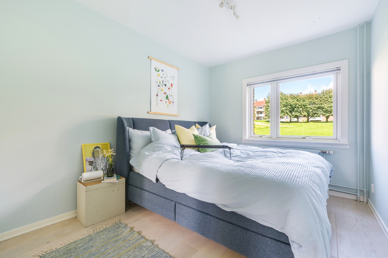 Boligen har to romslige soverom. Overflatene er malt i et lyst fargevalg og på gulv er det lagt en-stavs parkett. Galleribilde