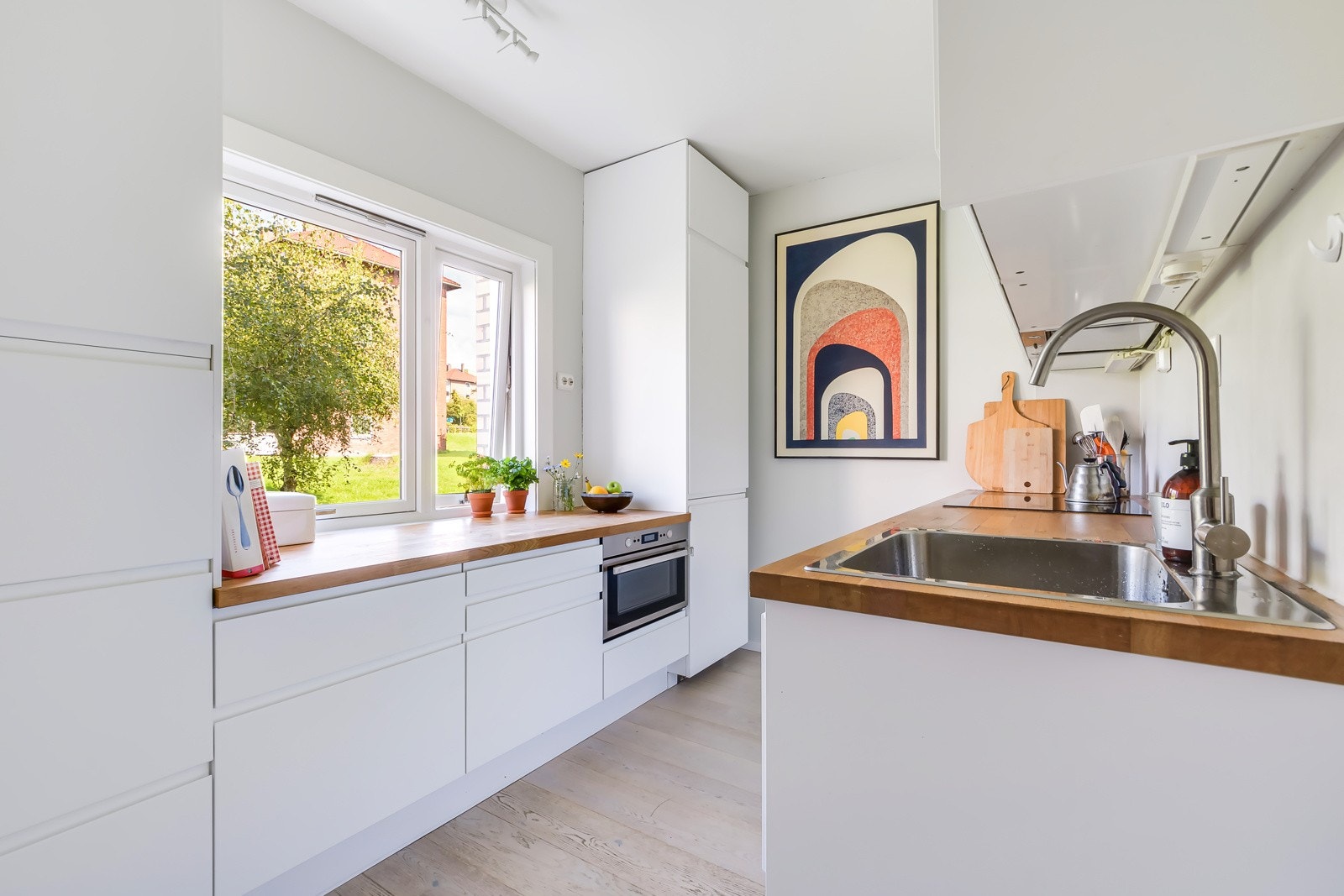 Stilrent kjøkken som er praktisk adskilt fra spisestuen! Galleribilde