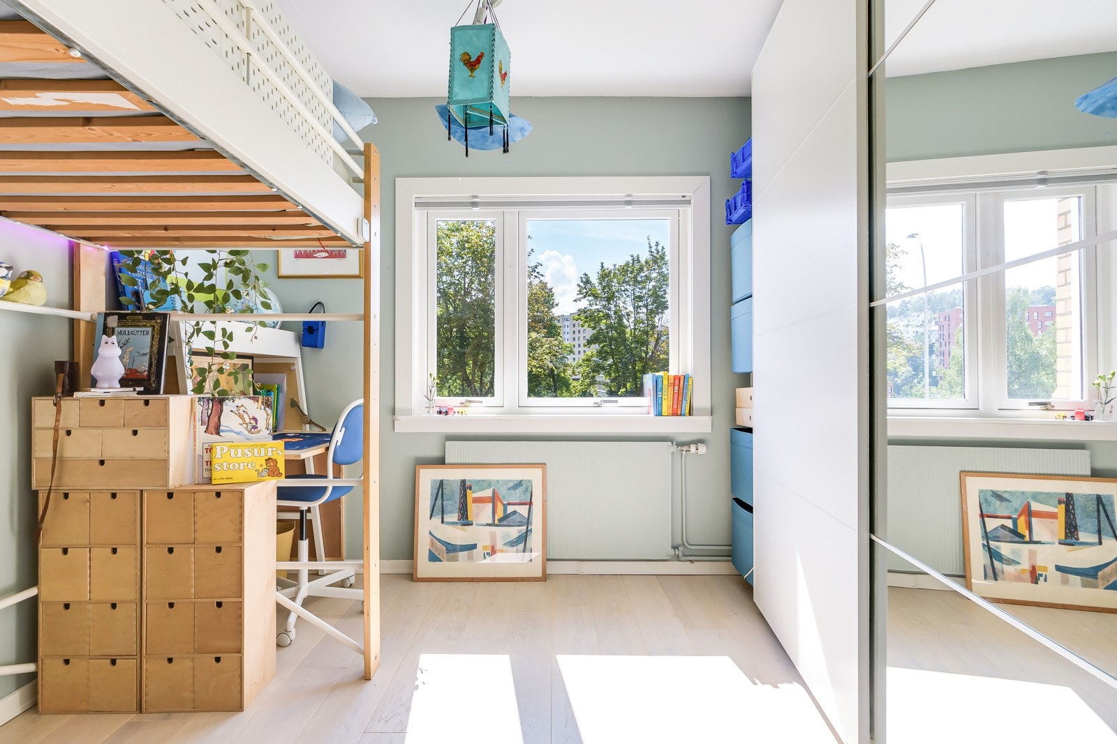 Skyvedørsgarderobene medfølger salget. Galleribilde