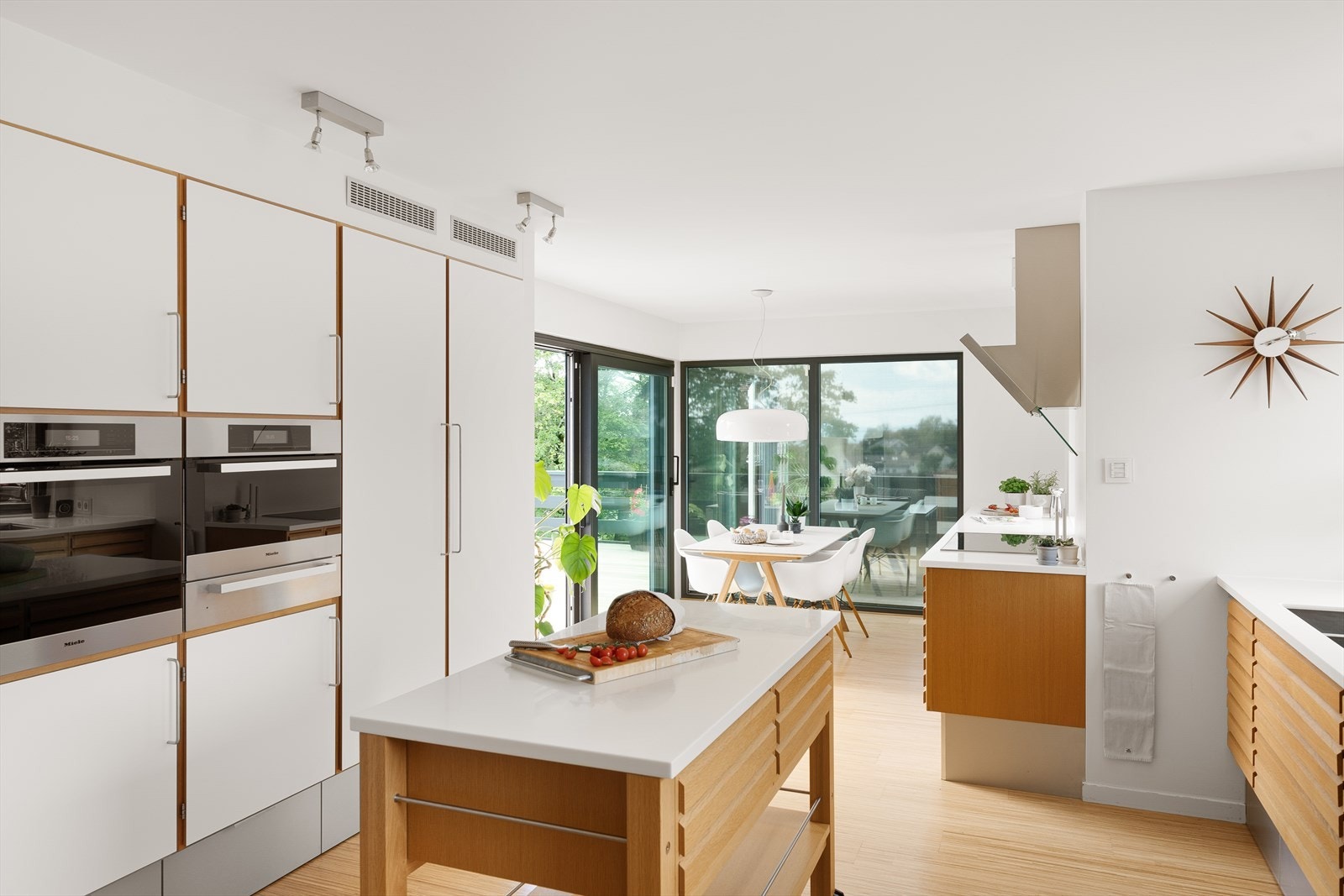 Kjøkkenet er videre innredet medt integrerte hvitevarer fra Miele bestående av induksjonstopp med 6 plater, 2 varmeskuffer, stekeovn, dampovn, kaffemaskin, oppvaskmaskin, kjøleskap, fryser og kjøkkenvifte. Galleribilde